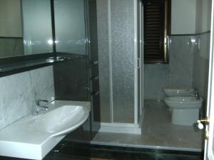 y baño con lavabo y aseo. en Villa Gloria Bed & Breakfast, en Veglie