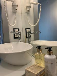 Un baño con un lavabo blanco y un espejo. en Apartament Lichen, en Licheń Stary 8 fotos más