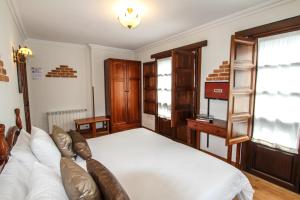 A bed or beds in a room at Hotel Rural El Espino