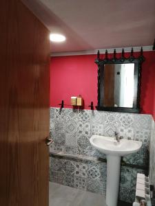 bagno con lavandino e specchio di A Quinta da Colina Adega a Castanheira de Pêra