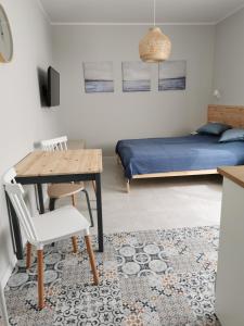 1 dormitorio con escritorio, 1 cama y 1 mesa en Willa Medom, en Władysławowo