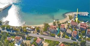 una vista aérea de la playa y del océano en Apartments Roko, en Duće