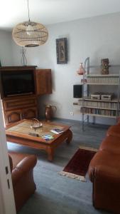 a living room with a coffee table and a couch at Les Floralies bis in Pau