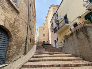alejka ze schodami w starym budynku w obiekcie La casa di Nonna Clo, nel centro di Vasto w mieście Vasto