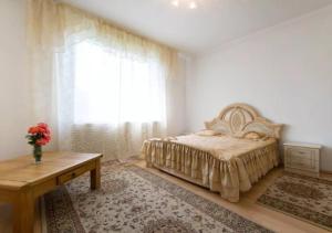 Een bed of bedden in een kamer bij Guest House On Maksimova 9