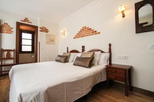 A bed or beds in a room at Hotel Rural El Espino