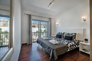Säng eller sängar i ett rum på Apartamento Vista Mar - Arte Nova Fuseta