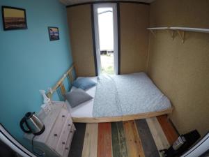 Kleines Zimmer mit einem Bett und einem Fenster in der Unterkunft Pokoje Surf People in Władysławowo