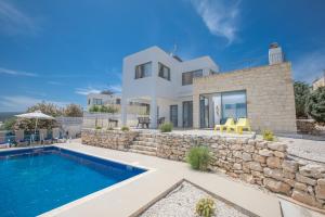 eine Villa mit einem Pool und einem Haus in der Unterkunft Esprit Villa 30 in Polis Chrysochous