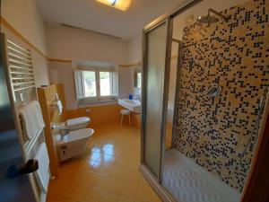 Koupelna v ubytování Elba Hotel