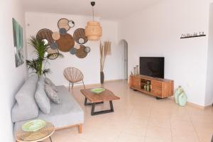TV a/nebo společenská místnost v ubytování Milos Del Sol Apartment