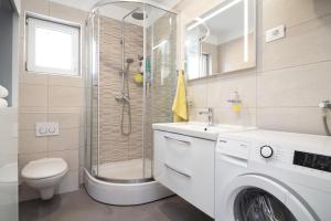 een badkamer met een douche, een toilet en een wastafel bij Olive Eden Holiday Home in Milna +54 foto's