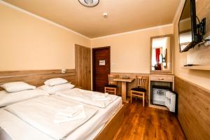 pokój hotelowy z łóżkiem i biurkiem w obiekcie Hotel Rózsa Csárda w mieście Hegyeshalom