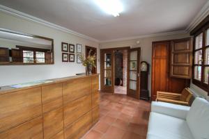 een woonkamer met een aanrecht en een bank bij Hotel Rural El Espino in Cangas de Onís