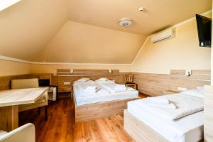 Łóżko lub łóżka w pokoju w obiekcie Hotel Rózsa Csárda