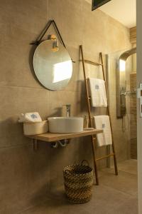 a bathroom with a sink and a mirror at Behappy Lodge & Brunch in Esmoriz