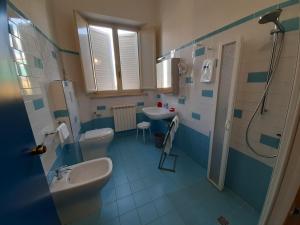 Koupelna v ubytování Elba Hotel + 37 fotografií