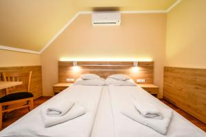 Łóżko lub łóżka w pokoju w obiekcie Hotel Rózsa Csárda