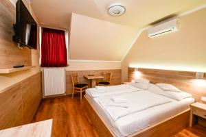 Łóżko lub łóżka w pokoju w obiekcie Hotel Rózsa Csárda