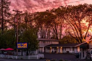 Východ nebo západ slunce při pohledu z motelu nebo okolí + 23 fotografií