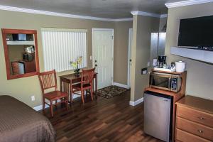 Kuchyň nebo kuchyňský kout v ubytování Maple Leaf Motel