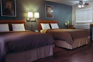 Postel nebo postele na pokoji v ubytování Maple Leaf Motel