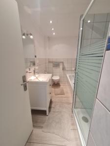 Un baño con inodoro, lavabo y ducha. en Saltwater Happy, en Büsum 23 fotos más