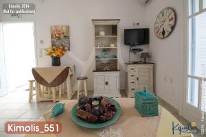 salon z talerzem jedzenia na podłodze w obiekcie Kimolis w mieście Kimolos
