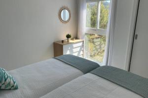 sypialnia z łóżkiem i dużym oknem w obiekcie Sea view apartment 6E with pool in Cañamel beach w mieście Capdepera +22 zdjęcia