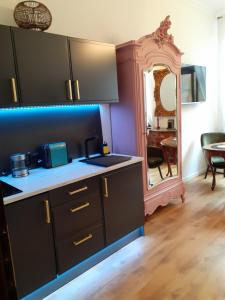 a kitchen with a counter top and a mirror at Apartment lux gimnazjalna in Bydgoszcz