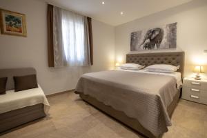 Un pat sau paturi într-o cameră la Apartments Bogica