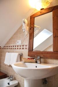 A bathroom at Hotel Rural El Espino