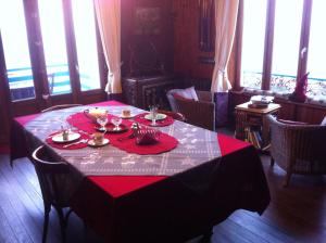ル・パレにあるVilla de Jadeの赤白のテーブルクロスを掛けたテーブル