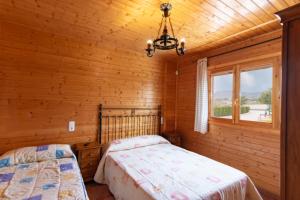 A bed or beds in a room at ALEDORURAL Még 37 kép