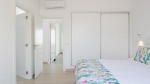 Łóżko lub łóżka w pokoju w obiekcie Blancazul Villa Verode