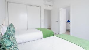 Łóżko lub łóżka w pokoju w obiekcie Blancazul Villa Verode