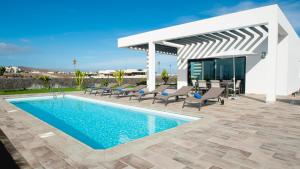 Willa z basenem i patio w obiekcie Blancazul Villa Verode w mieście Playa Blanca
