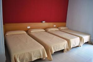Un pat sau paturi într-o cameră la Hotel Sant Jordi