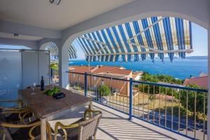 einen Balkon mit einem Tisch und Meerblick in der Unterkunft Apartment Goran in Crikvenica