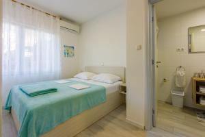 Ein Bett oder Betten in einem Zimmer der Unterkunft Apartments Zorica