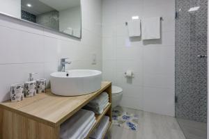 ein weißes Badezimmer mit Waschbecken und Toilette in der Unterkunft Apartments Zorica in Dramalj