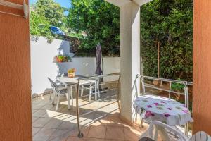 ein Balkon mit Tisch und Stühlen auf einer Terrasse in der Unterkunft Apartments Zorica in Dramalj