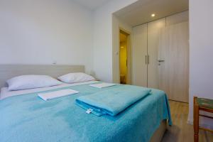 Ein Bett oder Betten in einem Zimmer der Unterkunft Apartments Zorica