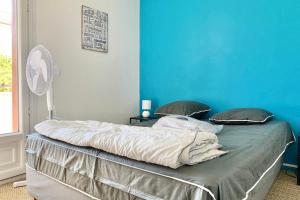 een slaapkamer met een blauwe muur en een bed bij The Blueberry of Echirolles #AL in Échirolles