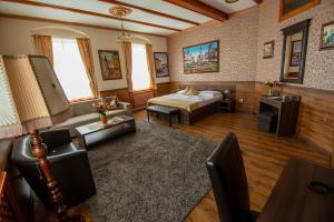 A bed or beds in a room at Hotel Kuria