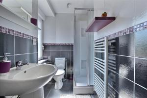 uma casa de banho com um lavatório e um WC em Appartement 2 pièces pleins de charmes (Géorgie) em Audincourt