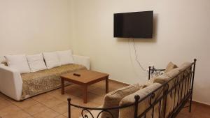 斯陶帕的住宿－Frigano 1，客厅配有沙发和墙上的电视