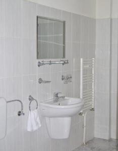 Hotel Delaf tesisinde bir banyo