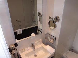 Bathroom sa Hotel Le Parisien