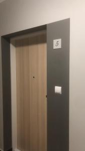 een badkamerdeur met een rol toiletpapier erop bij Apartament Gościnne Sady in Malbork